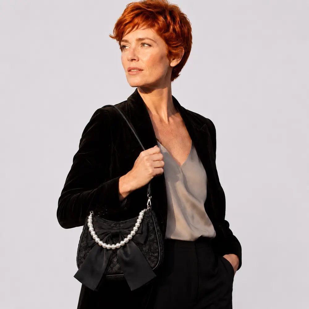 Sac à main perlé Célestine noir porté en studio, vue buste