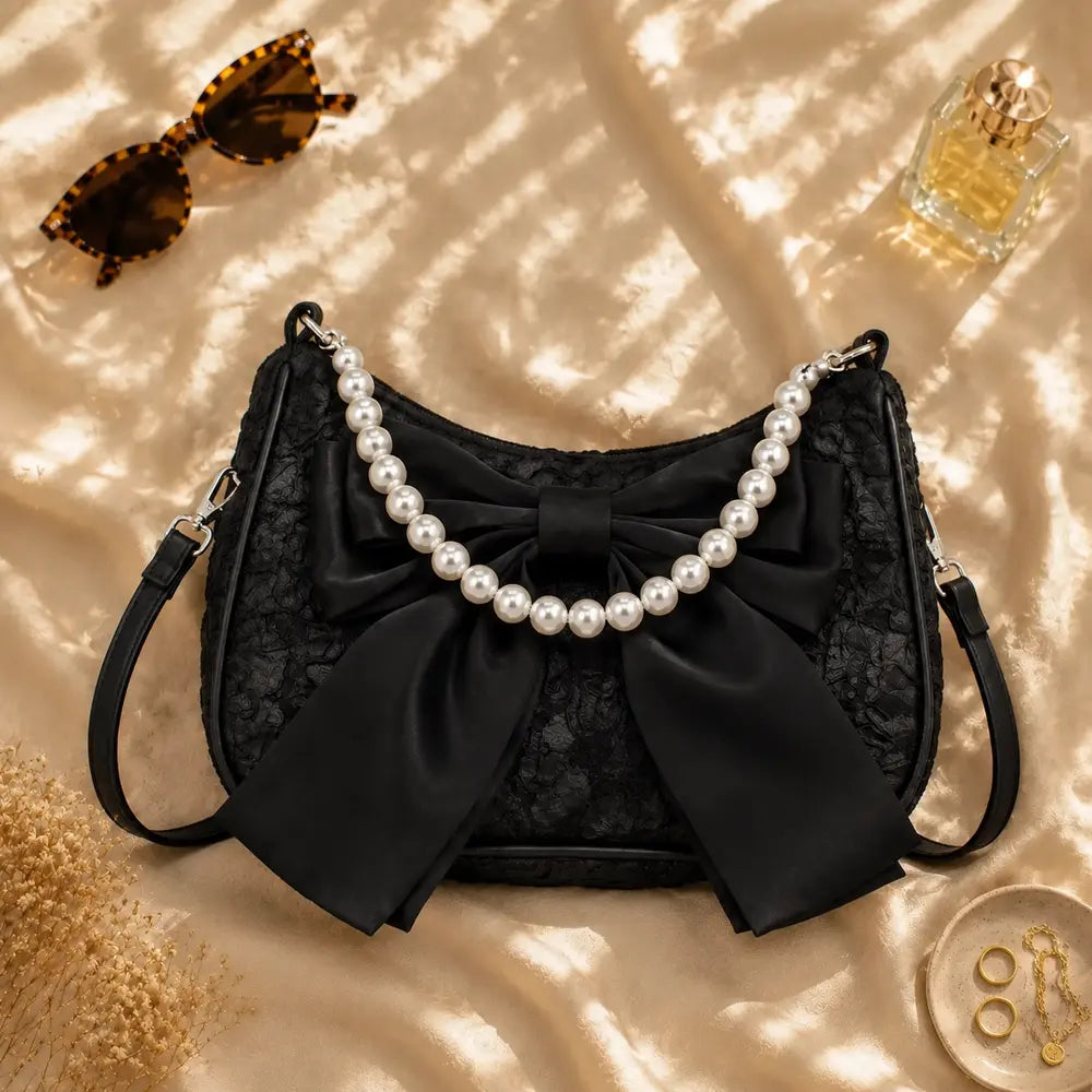 Sac à main perlé Célestine noir en flatlay éditorial