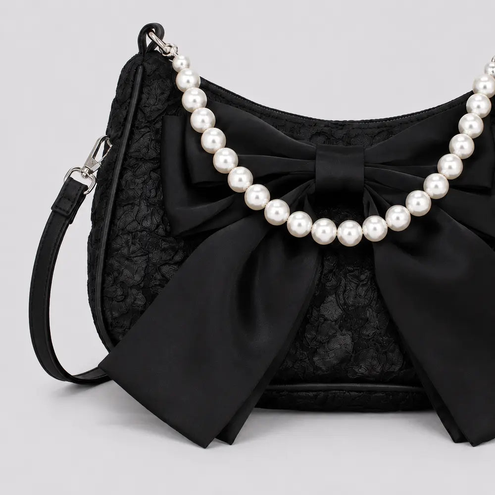 Sac Célestine noir, zoom sur le satin matelassé