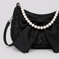 Sac Célestine noir, zoom sur le satin matelassé