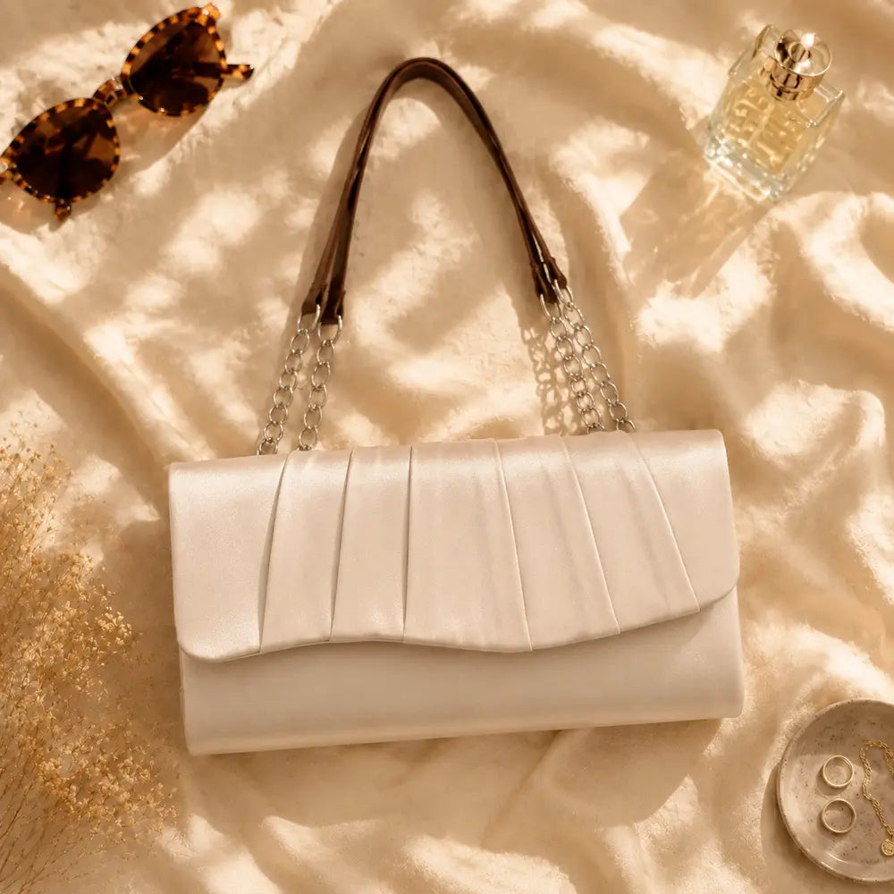 Pochette plissée — Clothilde Champagne, flatlay éditorial ENNA
