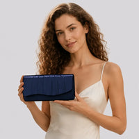 Pochette de soirée Clothilde bleu marine, porté studio buste