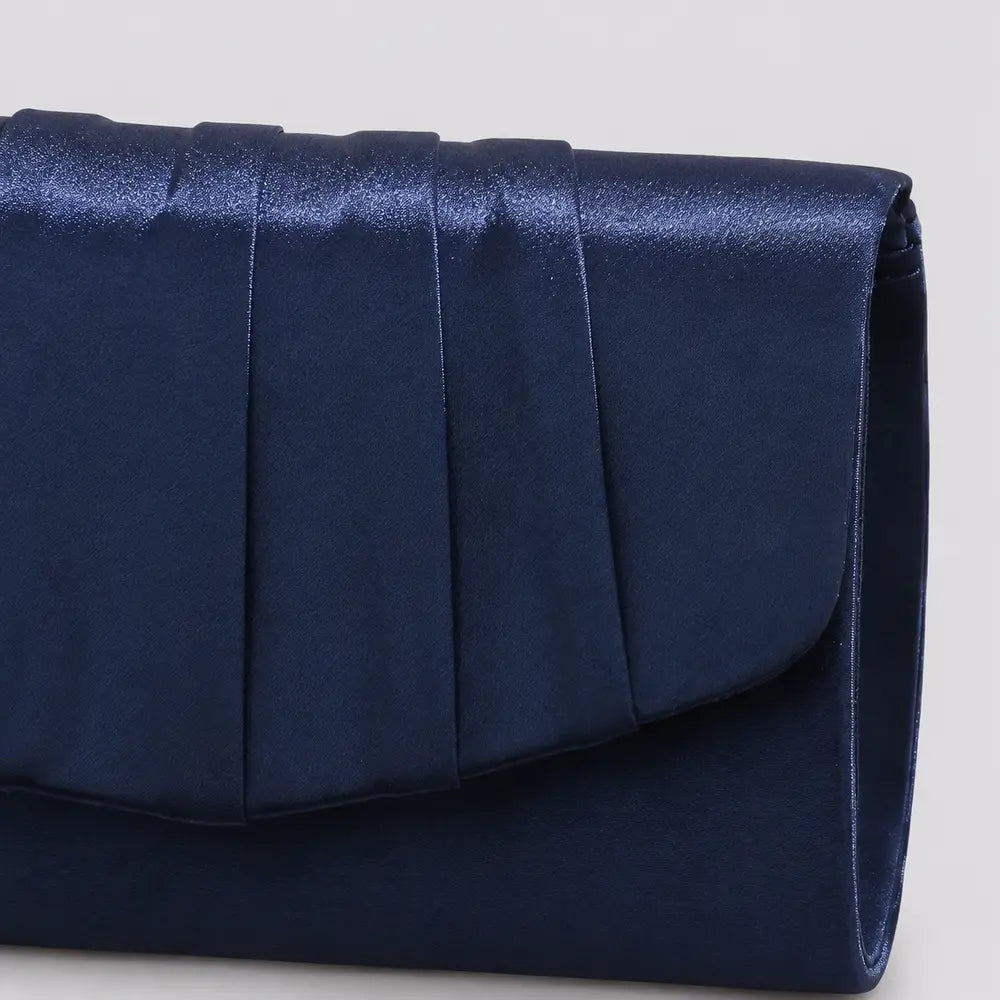 Pochette de soirée Clothilde bleu marine, zoom sur la matière