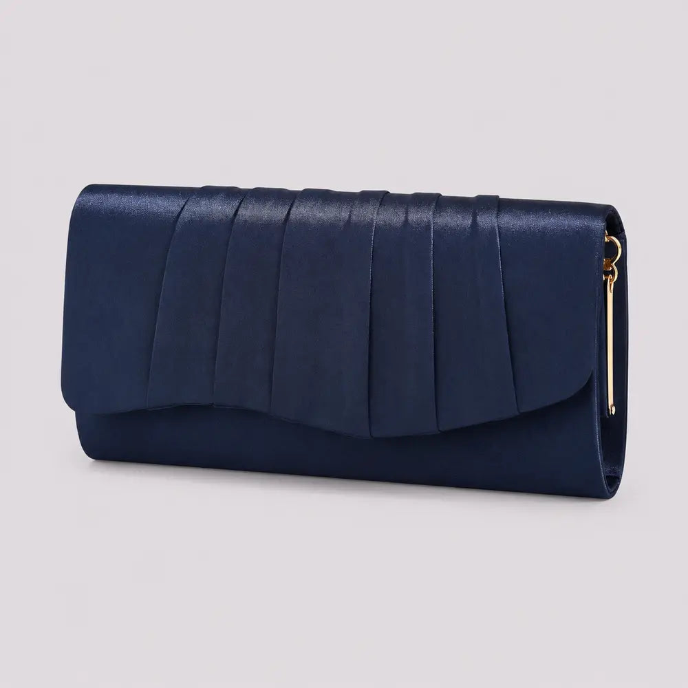 Pochette de soirée Clothilde bleu marine, zoom sur le détail distinctif