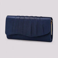 Pochette de soirée Clothilde bleu marine, zoom sur le détail distinctif