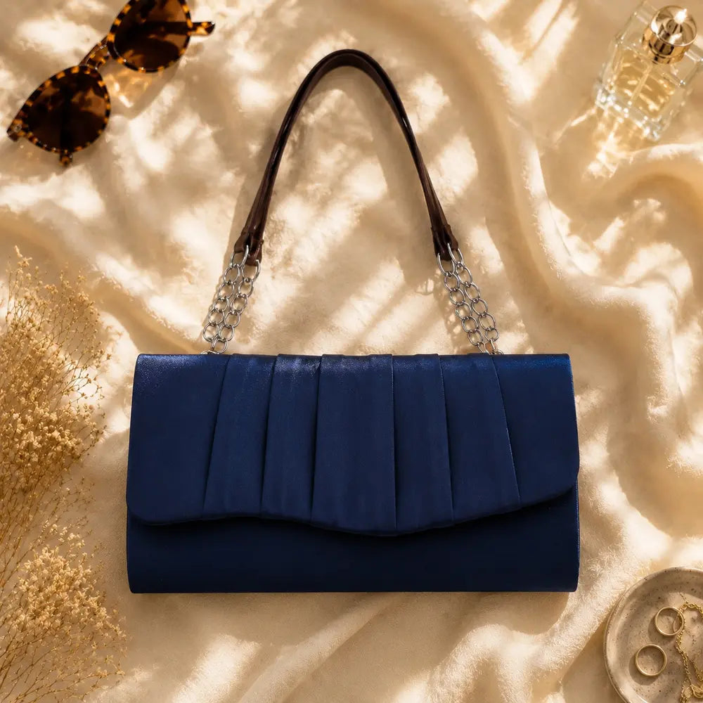 Pochette de soirée Clothilde bleu marine, flatlay premium