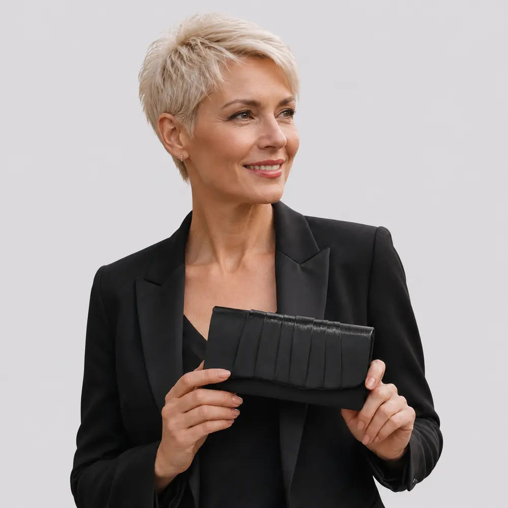 Pochette de soirée Clothilde noire, porté studio buste