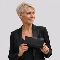 Pochette de soirée Clothilde noire, porté studio buste