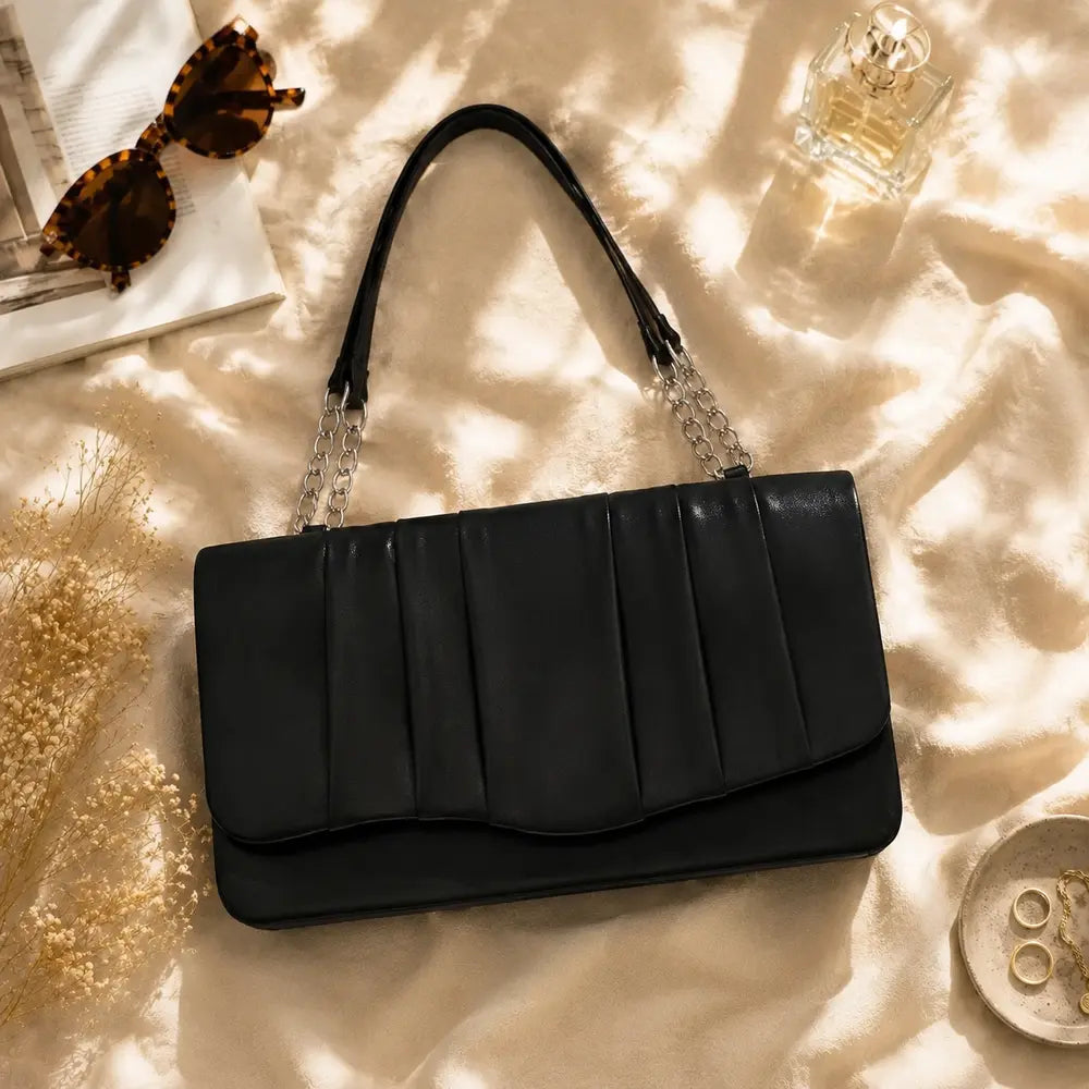 Pochette de soirée Clothilde noire, flatlay premium