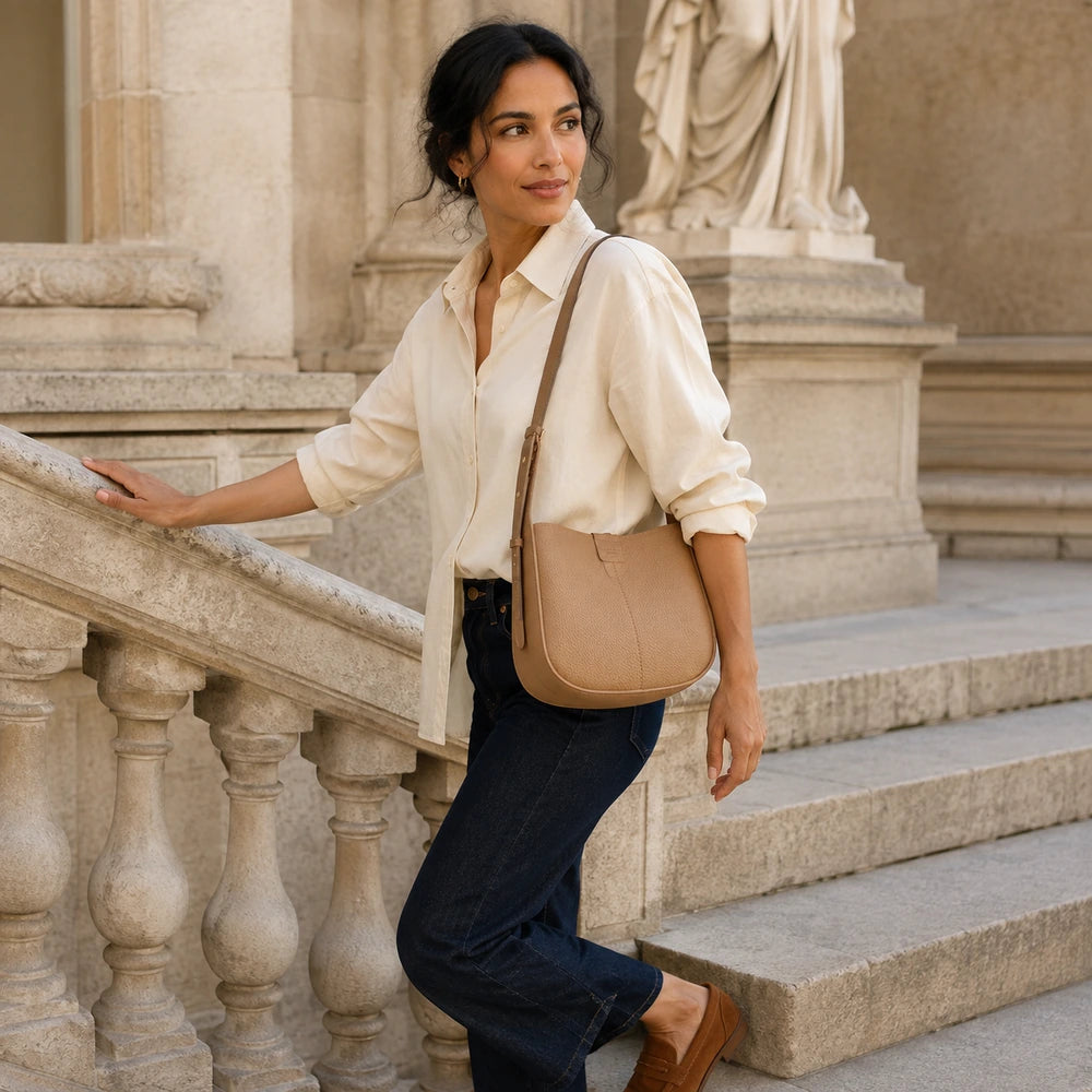 Sac bandoulière Camel — Aveline, porté lifestyle à Paris — ENNA PARIS