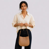 Sac bandoulière Camel — Aveline, porté studio buste — ENNA PARIS