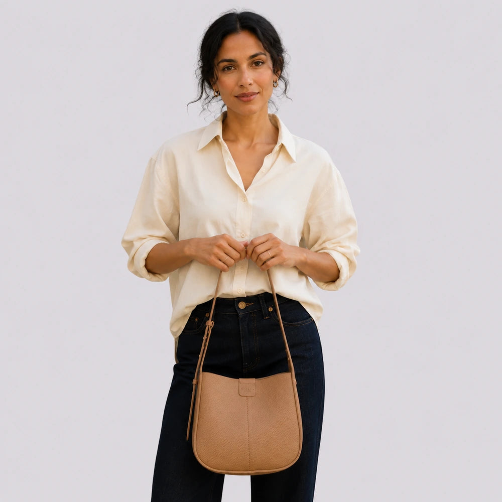 Sac bandoulière Camel — Aveline, porté studio buste — ENNA PARIS