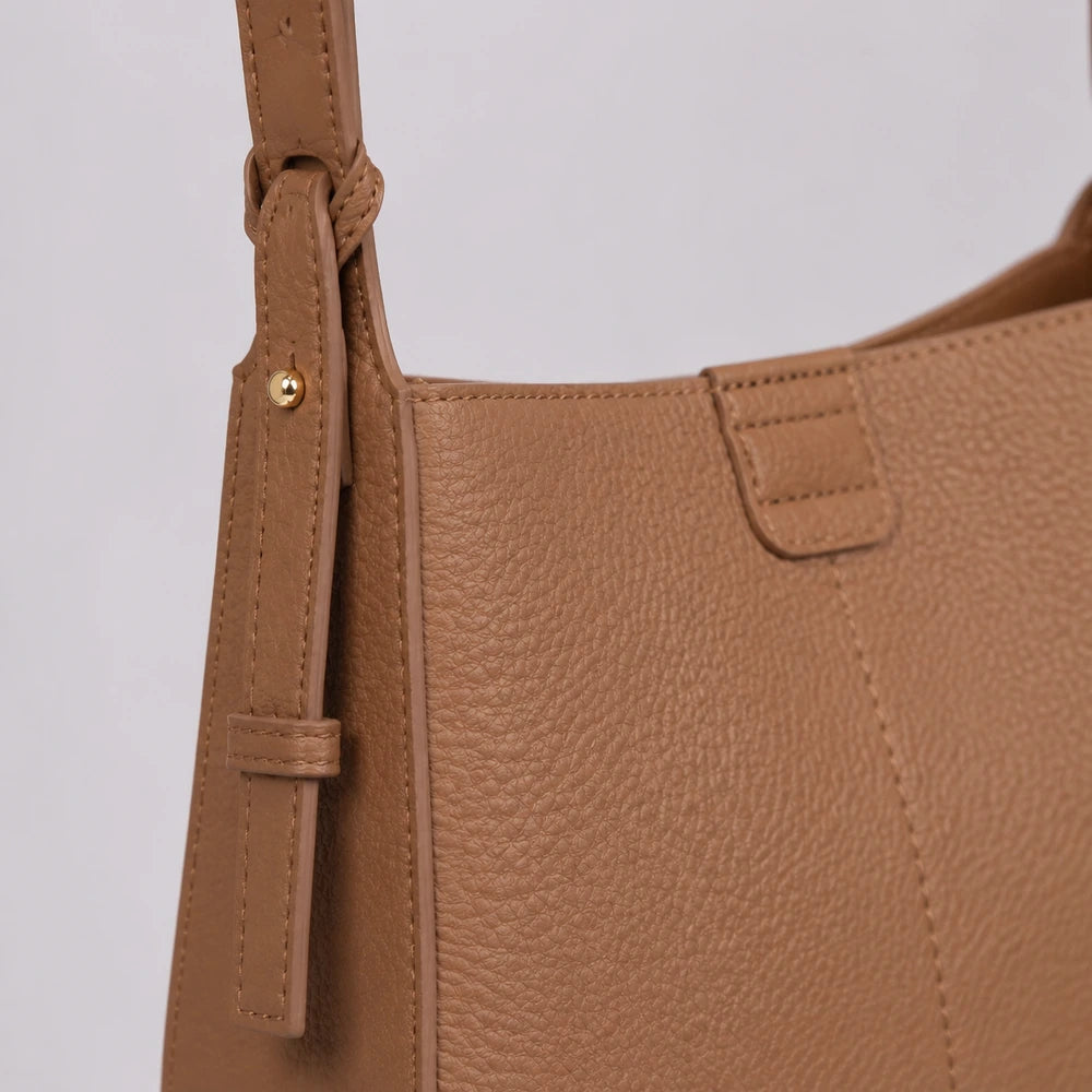 Sac bandoulière Camel — Aveline, zoom détail — ENNA PARIS