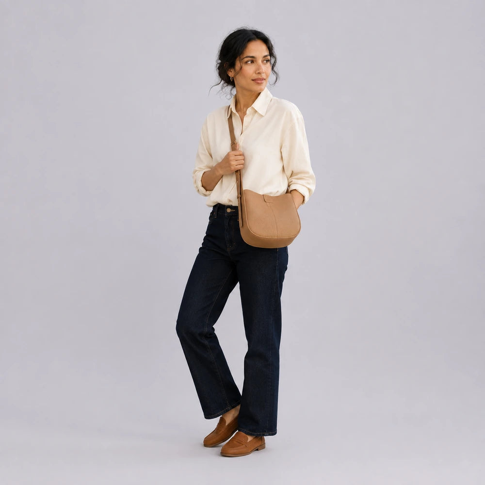 Sac bandoulière Camel — Aveline, porté studio plein pied — ENNA PARIS