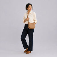 Sac bandoulière Camel — Aveline, porté studio plein pied — ENNA PARIS