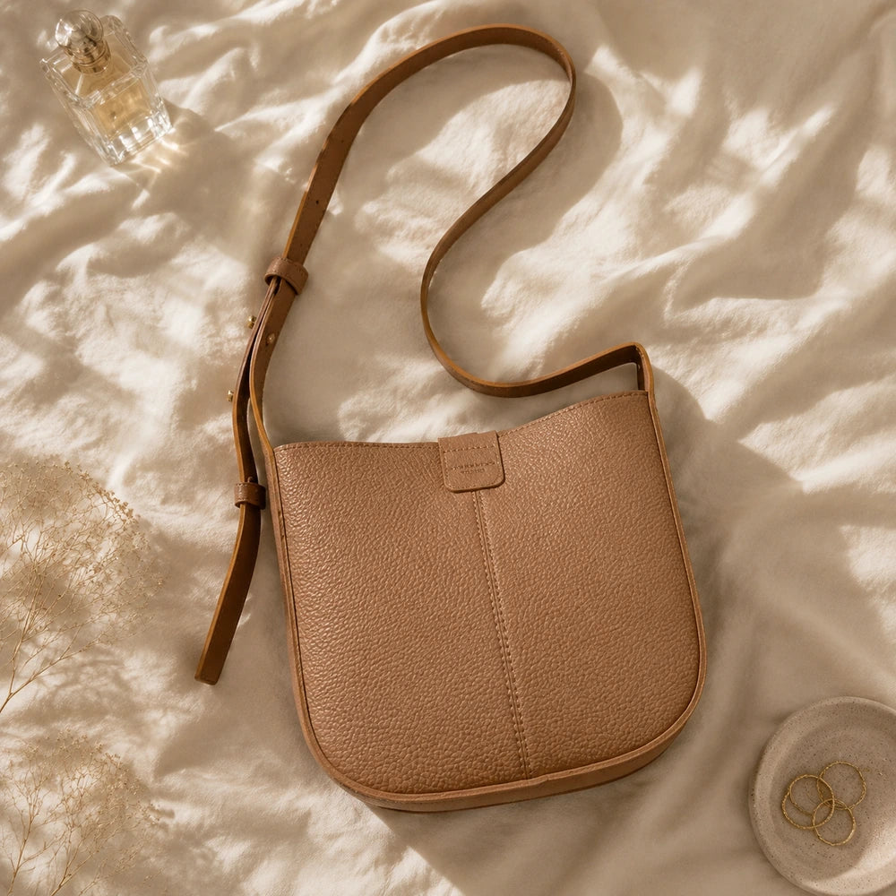 Sac bandoulière Camel — Aveline, flatlay premium — ENNA PARIS