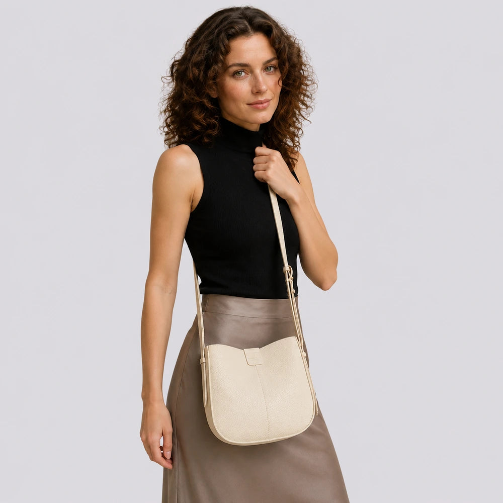 Sac bandoulière Crème — Aveline, porté studio buste — ENNA PARIS