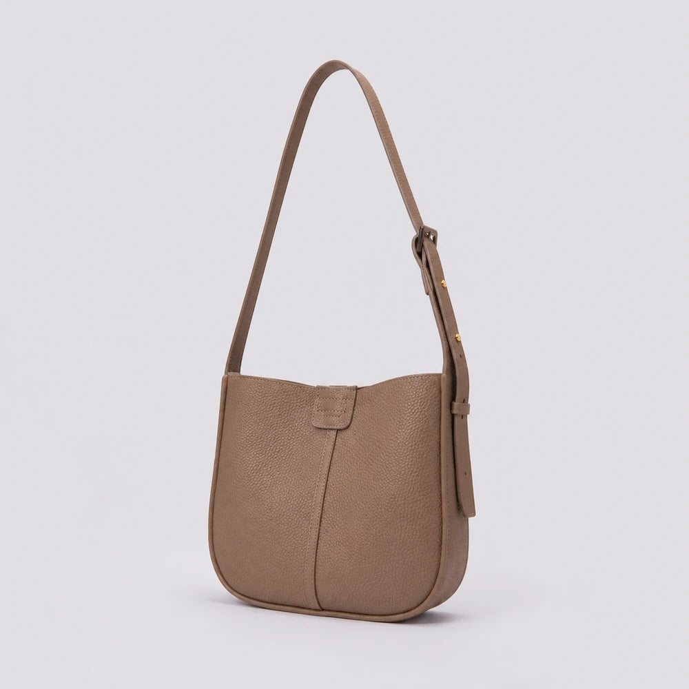 Sac bandoulière Taupe — Aveline, vue trois-quarts — ENNA PARIS