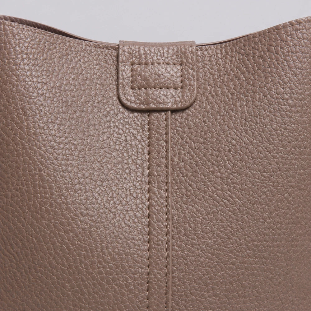 Sac bandoulière Taupe — Aveline, zoom matière — ENNA PARIS