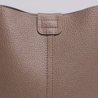 Sac bandoulière Taupe — Aveline, zoom matière — ENNA PARIS