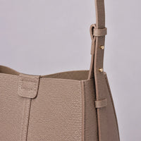 Sac bandoulière Taupe — Aveline, zoom détail — ENNA PARIS