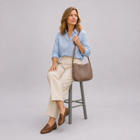 Sac bandoulière Taupe — Aveline, porté studio plein pied — ENNA PARIS