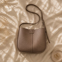 Sac bandoulière Taupe — Aveline, flatlay premium — ENNA PARIS
