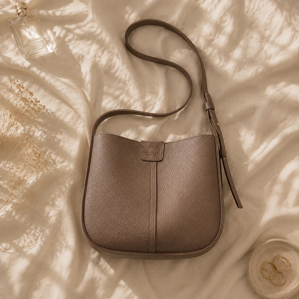 Sac bandoulière Taupe — Aveline, flatlay premium — ENNA PARIS