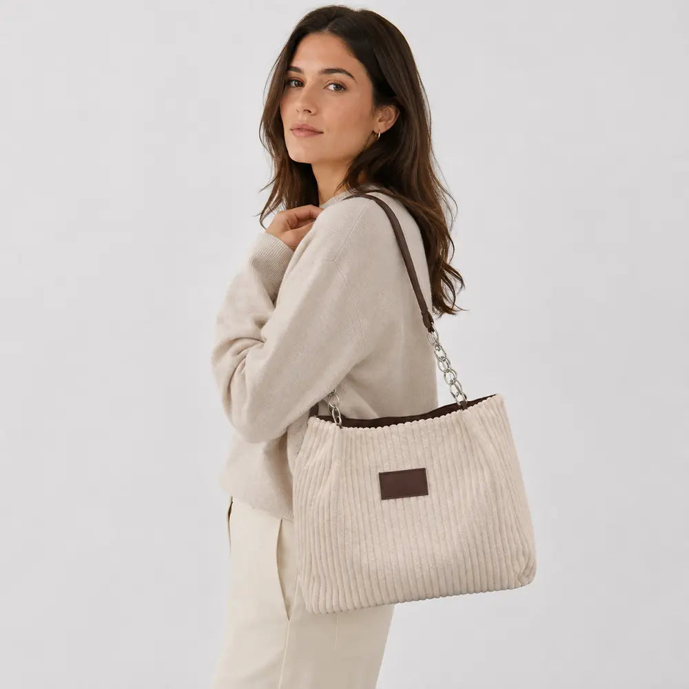 Sac à main Daphné Beige porté en studio, cadrage buste
