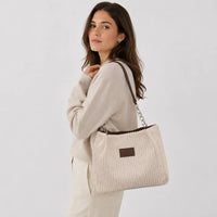 Sac à main Daphné Beige porté en studio, cadrage buste