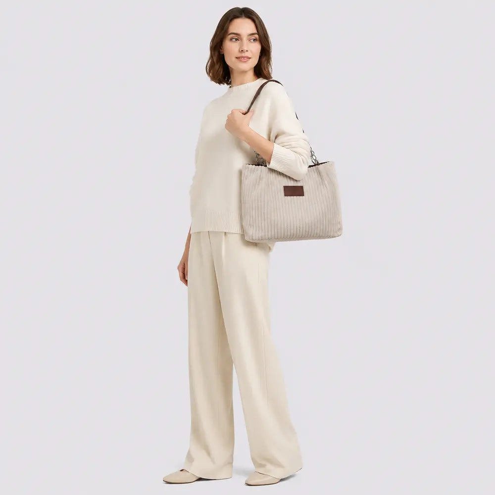 Sac à main Daphné Beige porté en studio plein pied