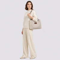 Sac à main Daphné Beige porté en studio plein pied