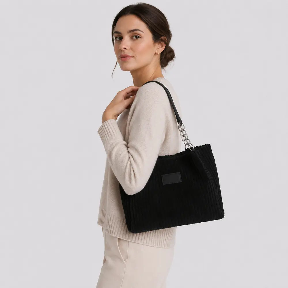 Sac à main Daphné Noir porté en studio, cadrage buste
