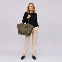 Sac cabas Kaki — Eudoxie, porté studio plein pied — ENNA PARIS
