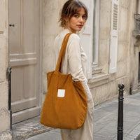 Sac cabas Mélina Camel porté dans une rue parisienne