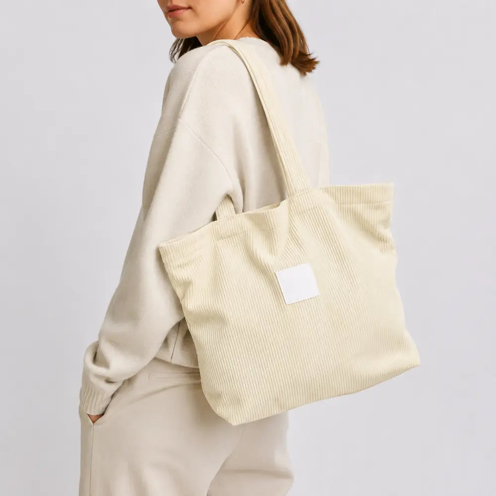 Sac cabas Mélina Crème porté en studio, cadrage buste
