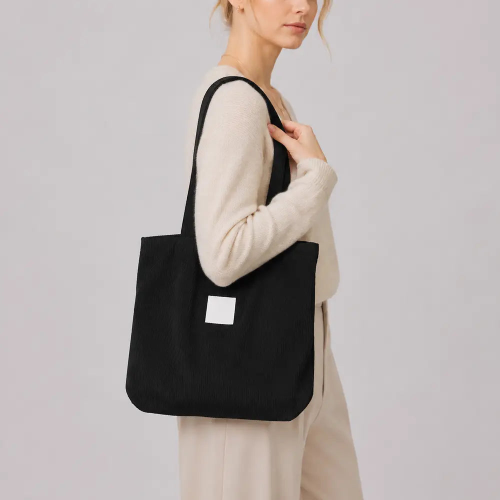 Sac cabas Mélina Noir porté en studio, cadrage buste