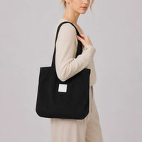 Sac cabas Mélina Noir porté en studio, cadrage buste