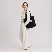 Sac cabas Mélina Noir porté en studio plein pied