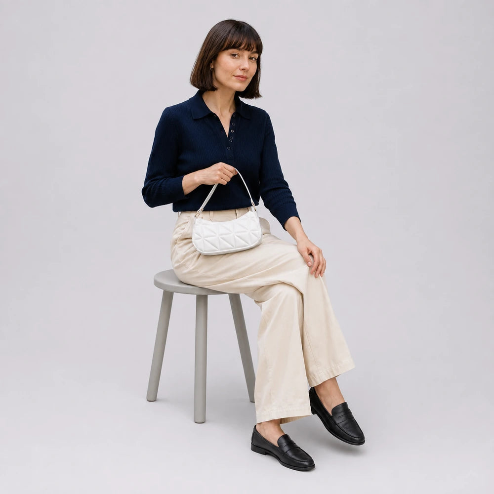 Petit sac à main Blanc — Mélusine, porté studio plein pied — ENNA PARIS