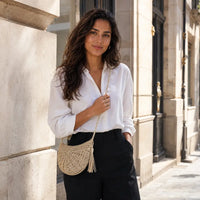 Petit sac à main Beige — Esmée porté en extérieur à Paris