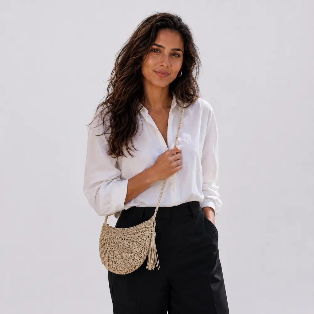 Petit sac à main Beige — Esmée porté en studio, cadrage buste