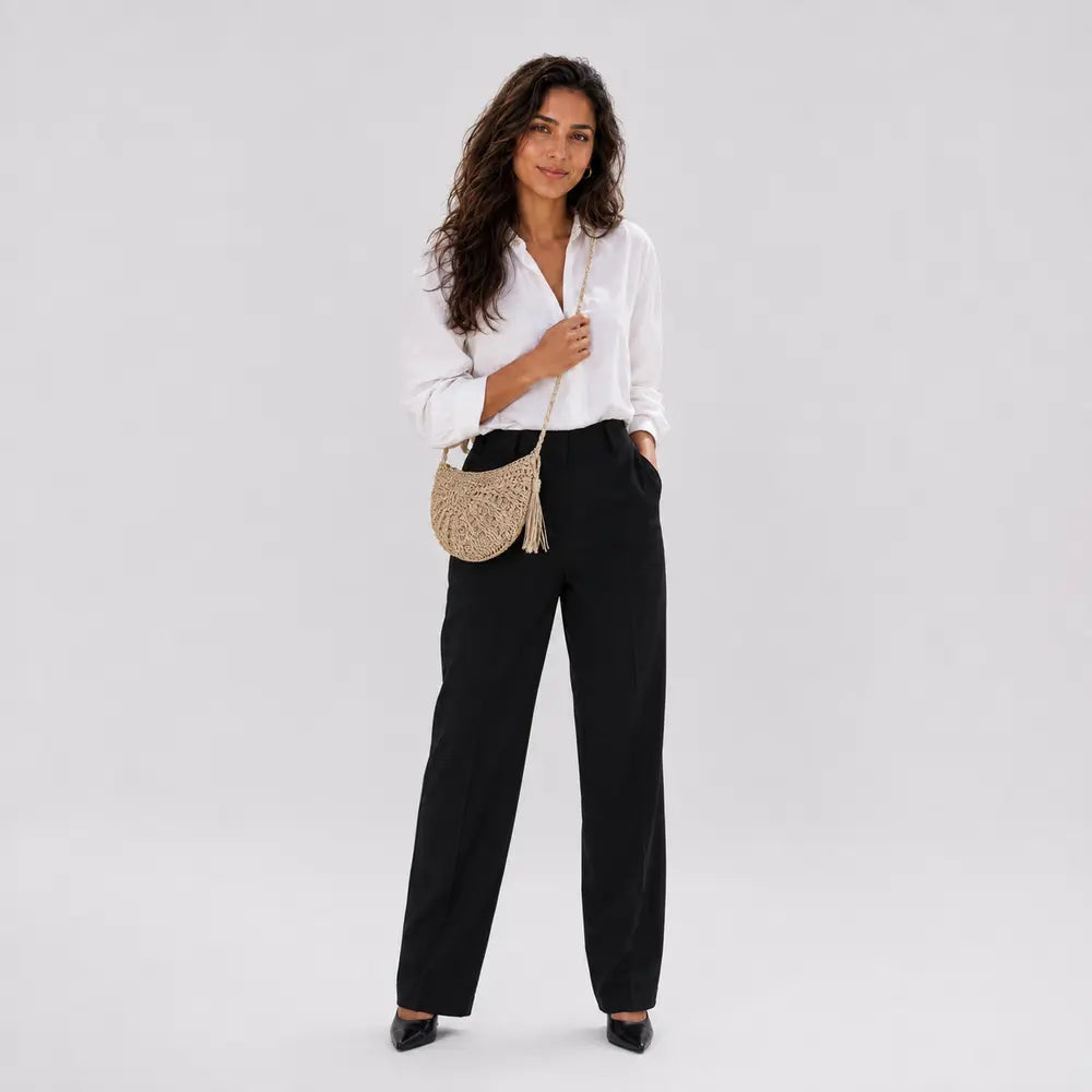 Petit sac à main Beige — Esmée porté en studio, plein pied