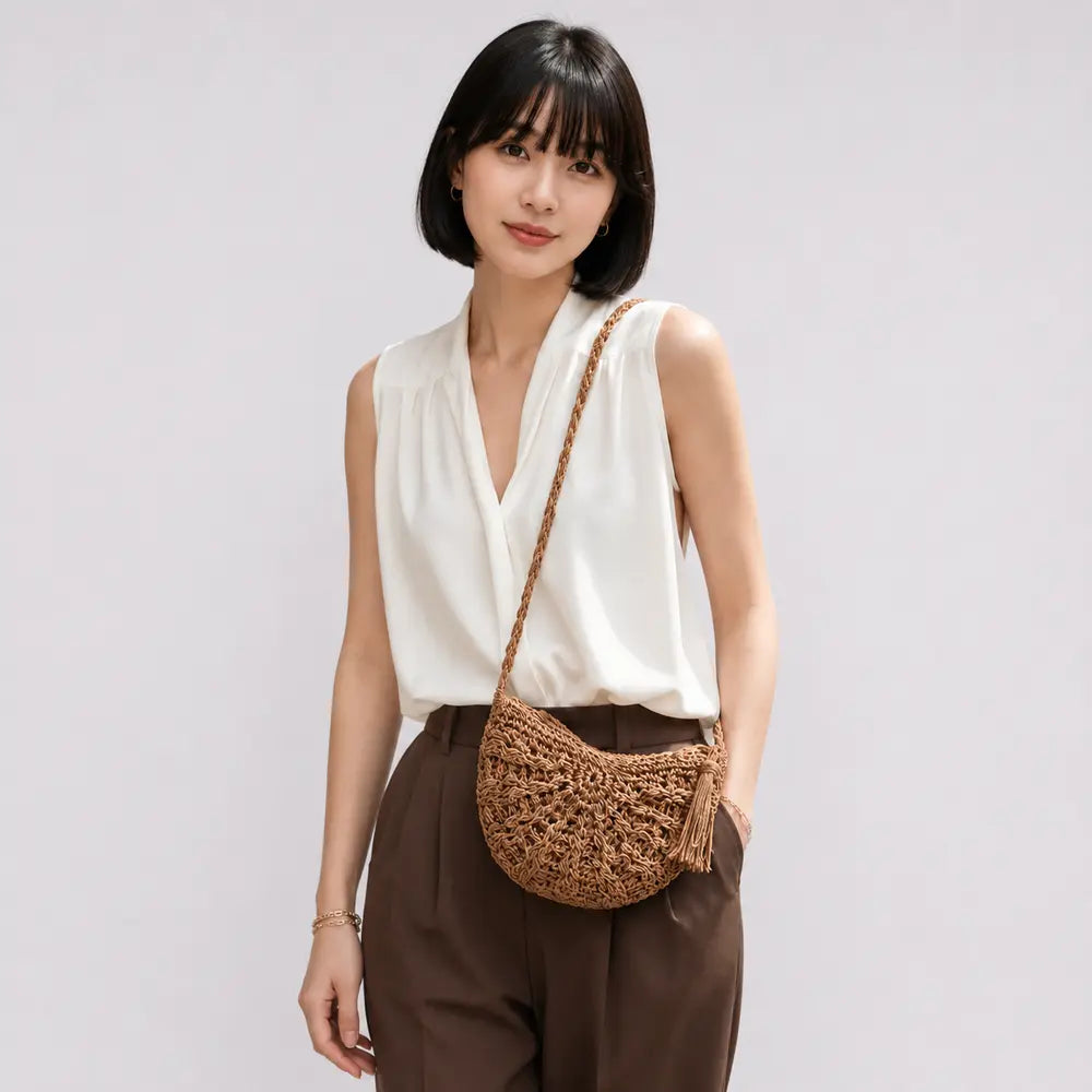 Petit sac à main Marron — Esmée, porté en studio, cadrage buste