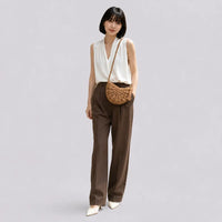 Petit sac à main Marron — Esmée, porté en studio, plein pied
