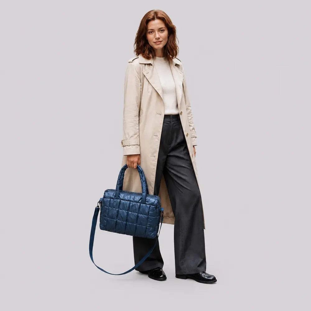 Sac cabas Eulalie bleu, porté studio plein pied