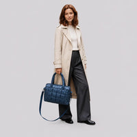 Sac cabas Eulalie bleu, porté studio plein pied