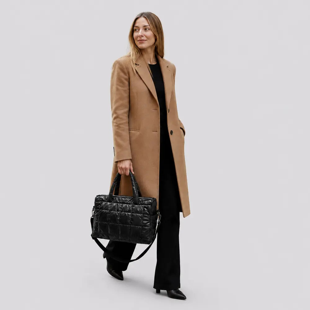 Sac cabas Eulalie noir, porté studio plein pied