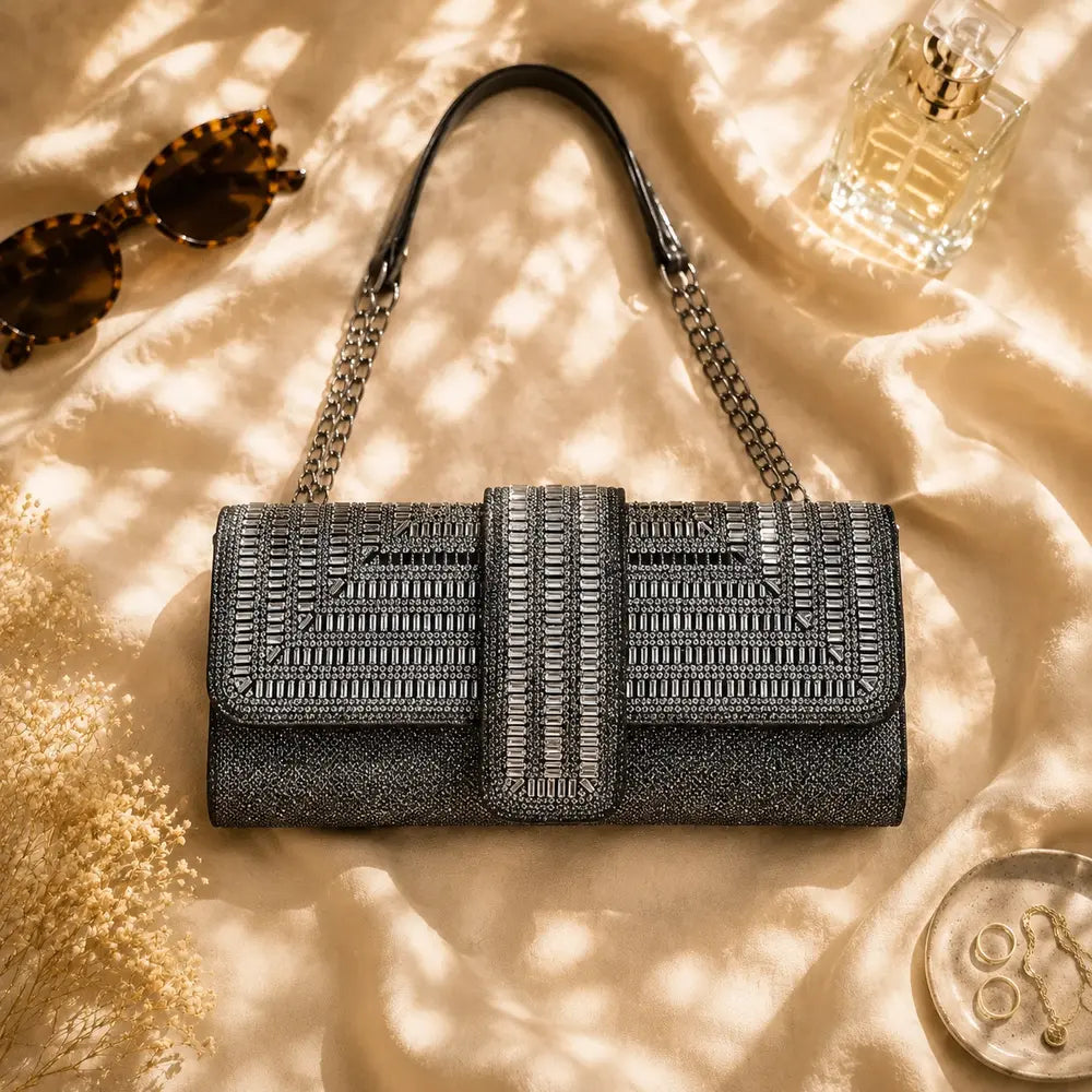 Pochette de soirée — Isaline Noir, flatlay éditorial ENNA