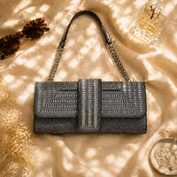 Pochette de soirée — Isaline Noir, flatlay éditorial ENNA